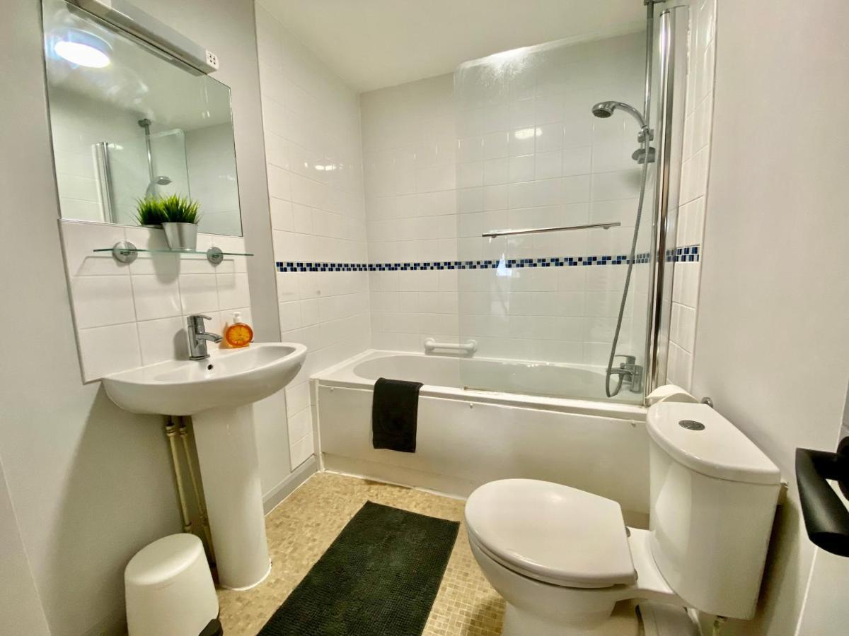 Beautiful Apartment - 5 Minute Walk To The Best Beach! - Great Location - Parking - Fast Wifi - Smart Tv - Newly Decorated - Sleeps Up To 4! Close To Bournemouth & Poole Town Centre Exterior foto