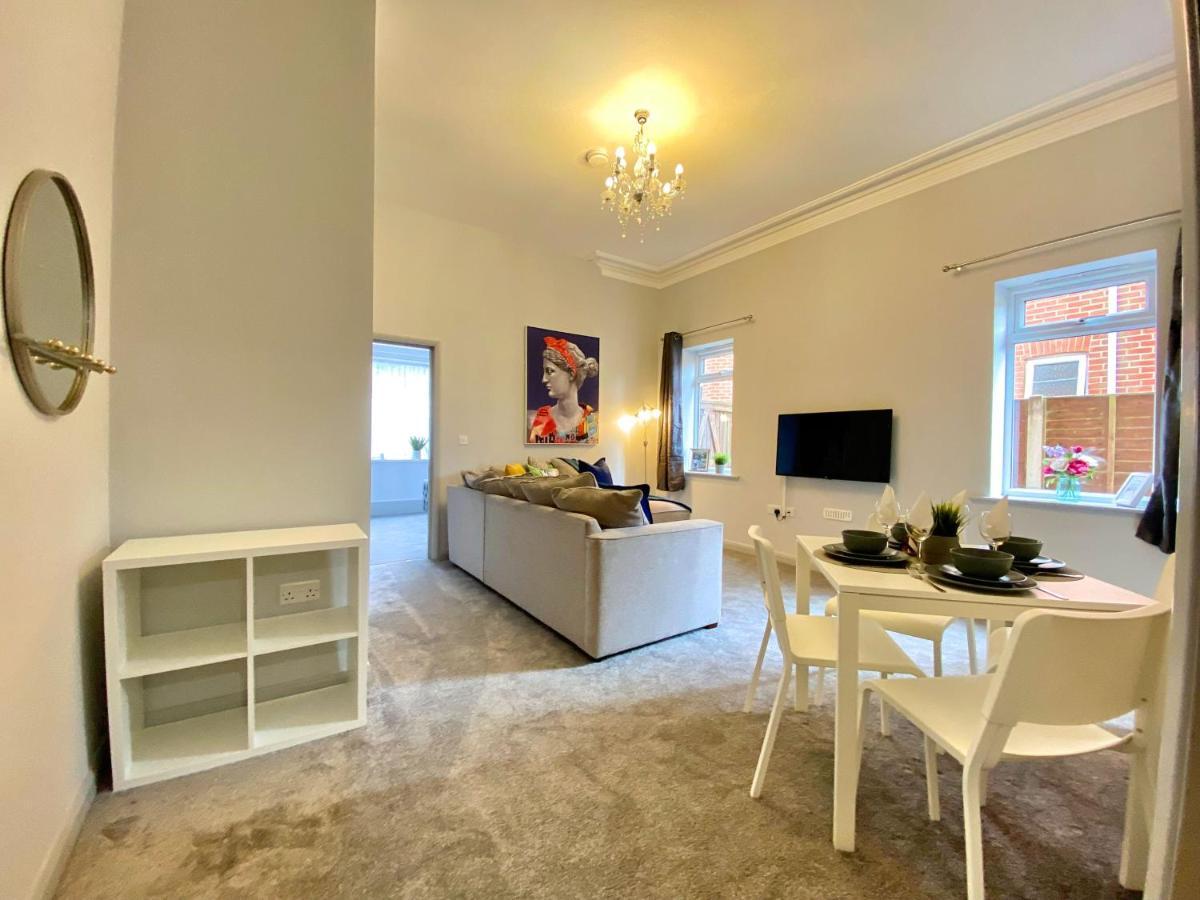 Beautiful Apartment - 5 Minute Walk To The Best Beach! - Great Location - Parking - Fast Wifi - Smart Tv - Newly Decorated - Sleeps Up To 4! Close To Bournemouth & Poole Town Centre Exterior foto